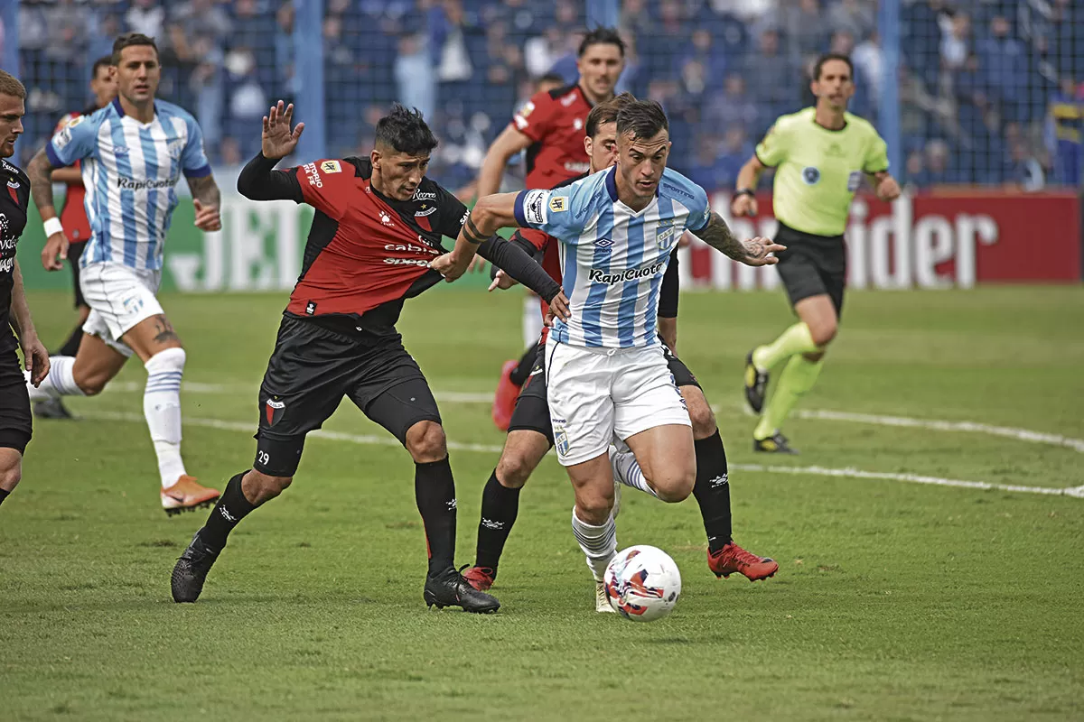 POTENCIA. Augusto Lotti pelea con Rodrigo Aliendro. El mediocampista de Colón tuvo un buen partido, por su parte, el delantero de Atlético tuvo un cabezazo que entre el travesaño y Burián impidieron que la pelota ingrese al arco. Lotti corrió mucho y luchó con los centrales durante el tiempo que estuvo en cancha.