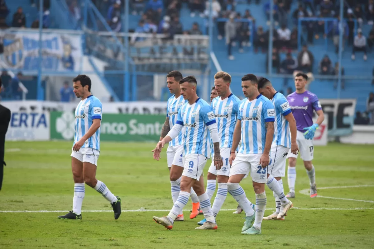 UN PUNTO EN CASA. El Decano rescató un empate en el Monumental. Foto de LA GACETA / Diego Aráoz