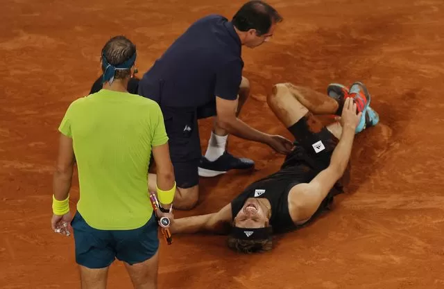 DURA SITUACIÓN. Zverev en el piso, gritando de dolor por el esguince que lo sacó del partido. 