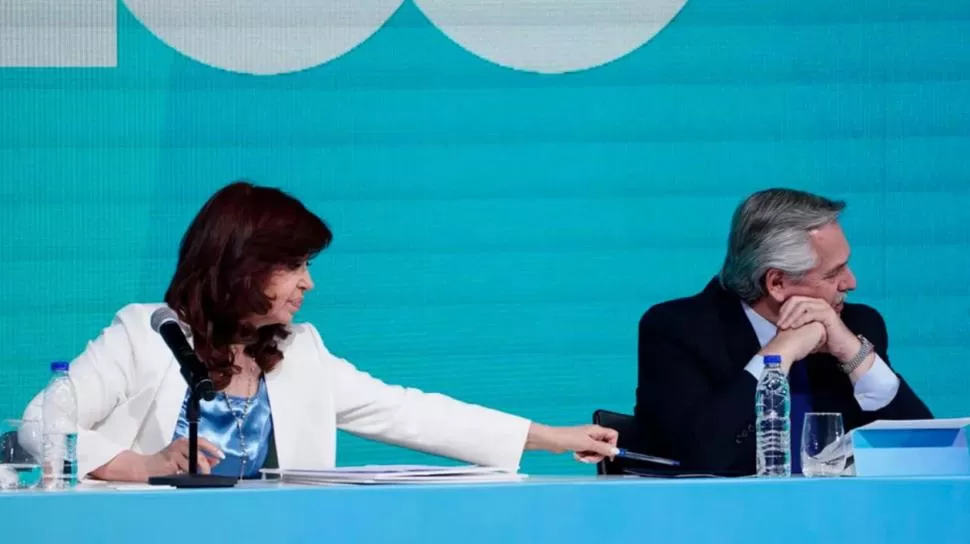 LITERAL. Cristina le alcanza una lapicera al Presidente durante el acto 