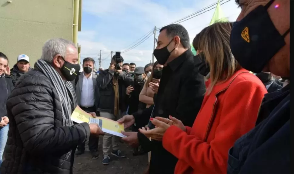 RECUPERADAS. Amado encabezó la entrega de las viviendas sociales. Comunicación Pública