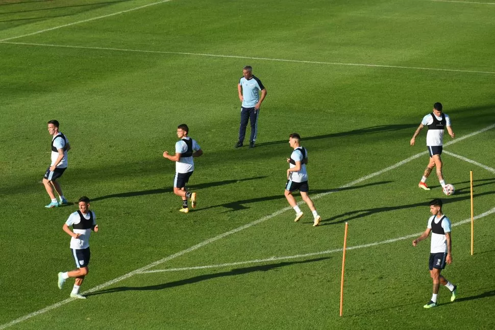 MUY ATENTO. “Pusi” dispuso en la práctica de ayer trabajos de definición ante los arqueros Marchiori y Campisi. Luego realizó una práctica de fútbol formal. LA GACETA / FOTO DE DIEGO ÁRAOZ