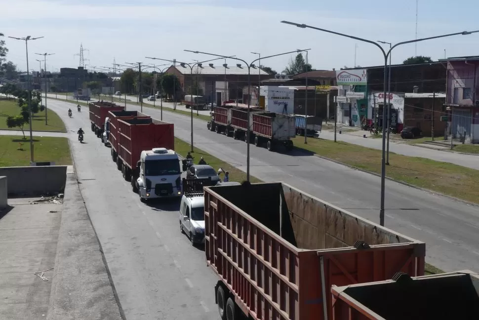 VACIOS. Los vehículos en el sur esperan abastecerse de gasoil antes de ir a buscar la materia prima a las fincas.   