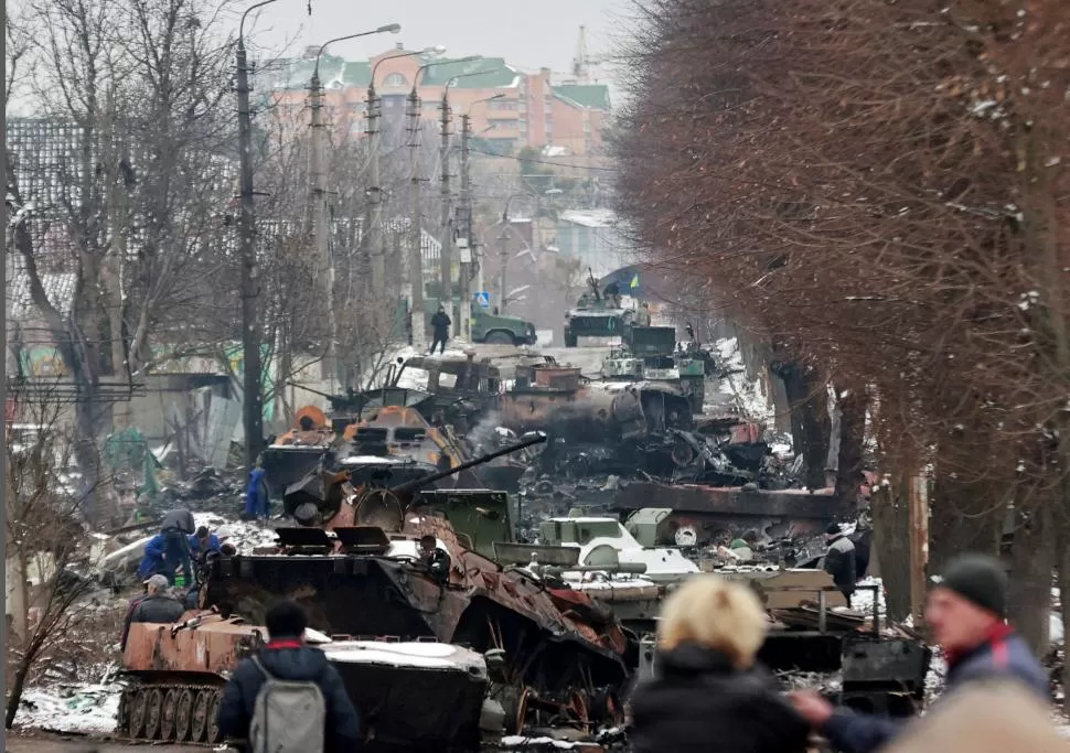 EL RECUERDO DE BUCHA. El equipamiento militar quedó en las calles de la ciudad donde se hallaron fosas comunes e indicios de crímenes de guerra. 