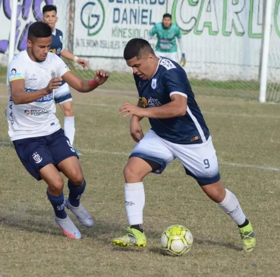 ACCIÓN. Kevín Veliz (9). de San Juan y Bruno Rios (5). de Brown. Gentileza Ezequiel Cabello