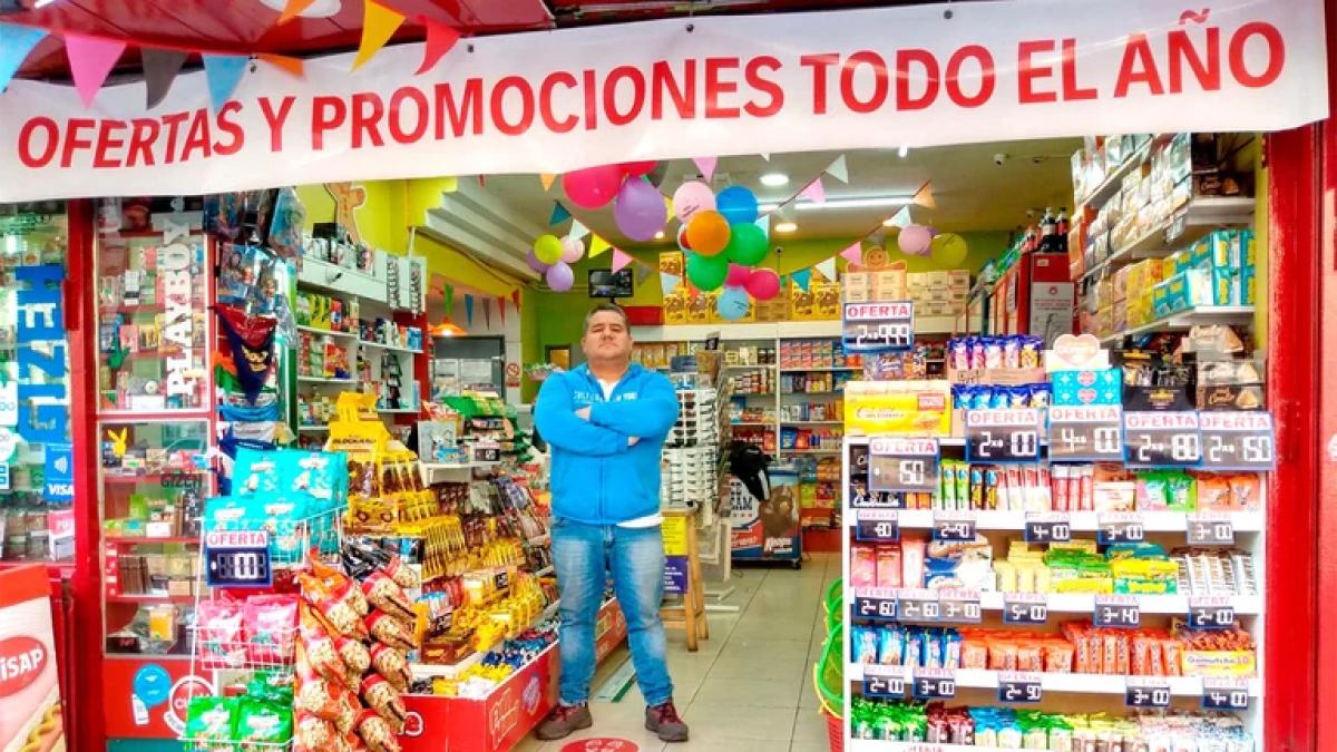 Claudio Aníbal Paez, dueño del Kiosco, quisó mostrarle al gobierno cómo cambió el poder adquisitivo de los argentinos en tan sólo una década.