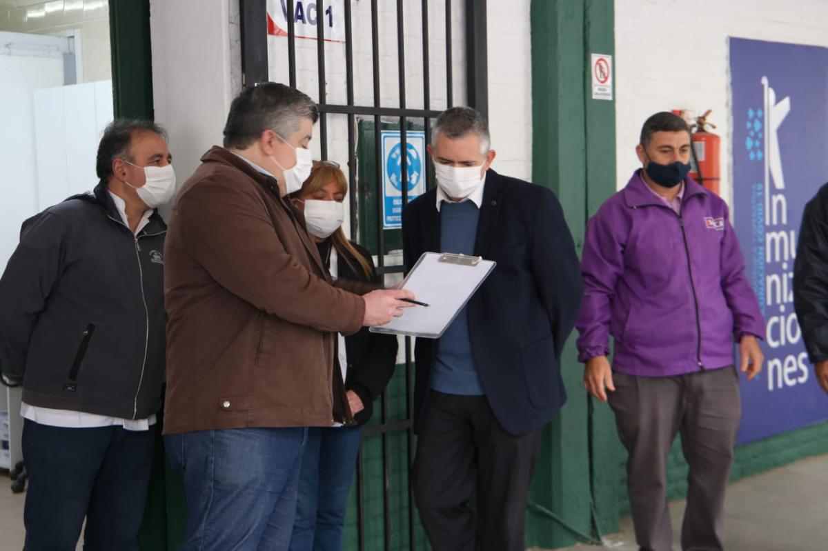 SECRETARIO EJECUTIVO MÉDICO. Miguel Ferre Contreras, funcionario del Siprosa, supervisa la llegada de vacunas. Foto: prensa Salud