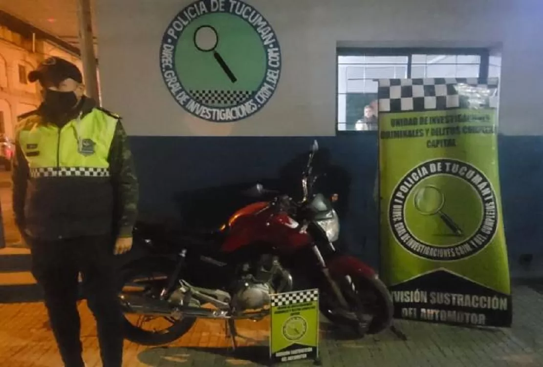 Robaron una moto, pidieron recompensa, ahora están tras las rejas