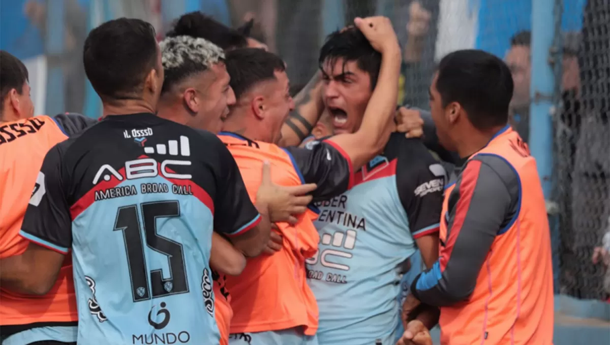 EUFÓRICO. Enzo Ortíz celebra junto a sus compañeros el gol que le dio la victoria a Brown en Adrogué.