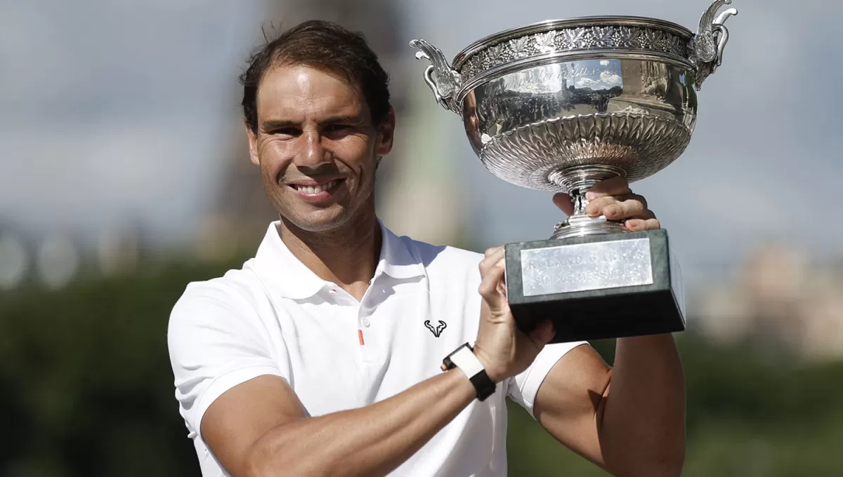 UNA COSTUMBRE. Rafael Nadal posó para la tradicional sesión del día después del campeón de Roland Garros.