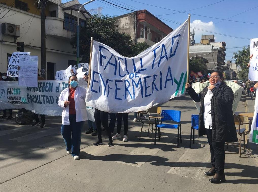 Horas de tensión durante la toma de la Escuela de Enfermería: hubo acusaciones y forcejeos
