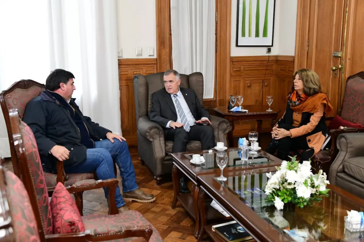 EN CASA DE GOBIERNO. Jaldo recibió a Susana Montaldo y al edil de Yerba Buena, Sangenis. Foto: Prensa Gobernación