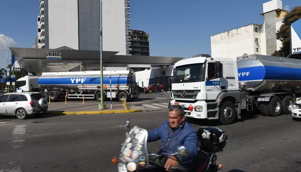 VARADOS. Los camioneros se toparon con el faltante de gasoil.  