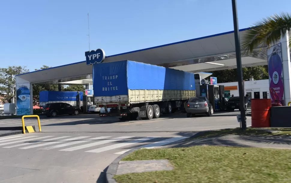 VENTA LIMITADA. Fue difícil para los camioneros conseguir gasoil. 