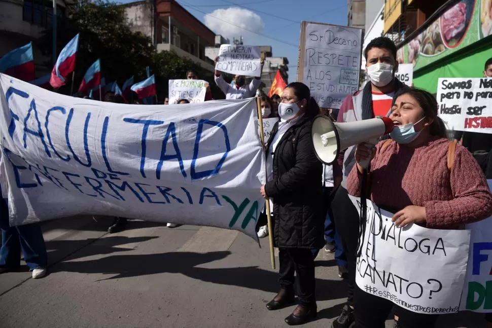 “¿ASÍ DIALOGA EL DECANATO?”. Los manifestantes exigen que la Escuela sea una Facultad y que salga de la órbita de la Facultad de Medicina.  