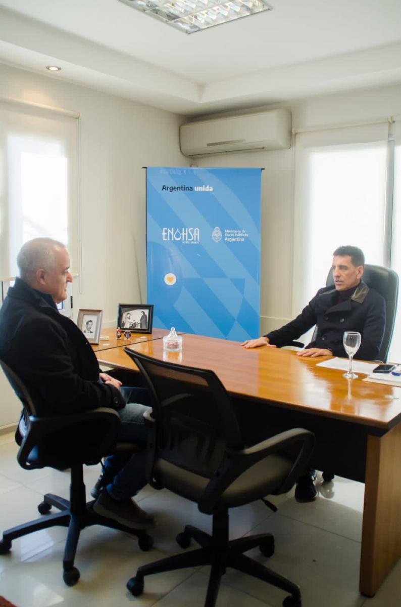 EN LA SEDE DEL ENOHSA-NORTE GRANDE. Vargas Aignasse recibió al intendente Noguera. Foto Prensa Enohsa