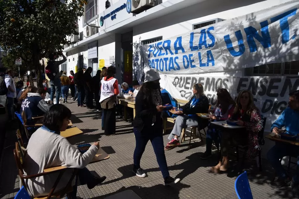 MANIFESTACIÓN. El gremio de Adiunt realizó ayer una olla popular para respaldar la medida de fuerza. 