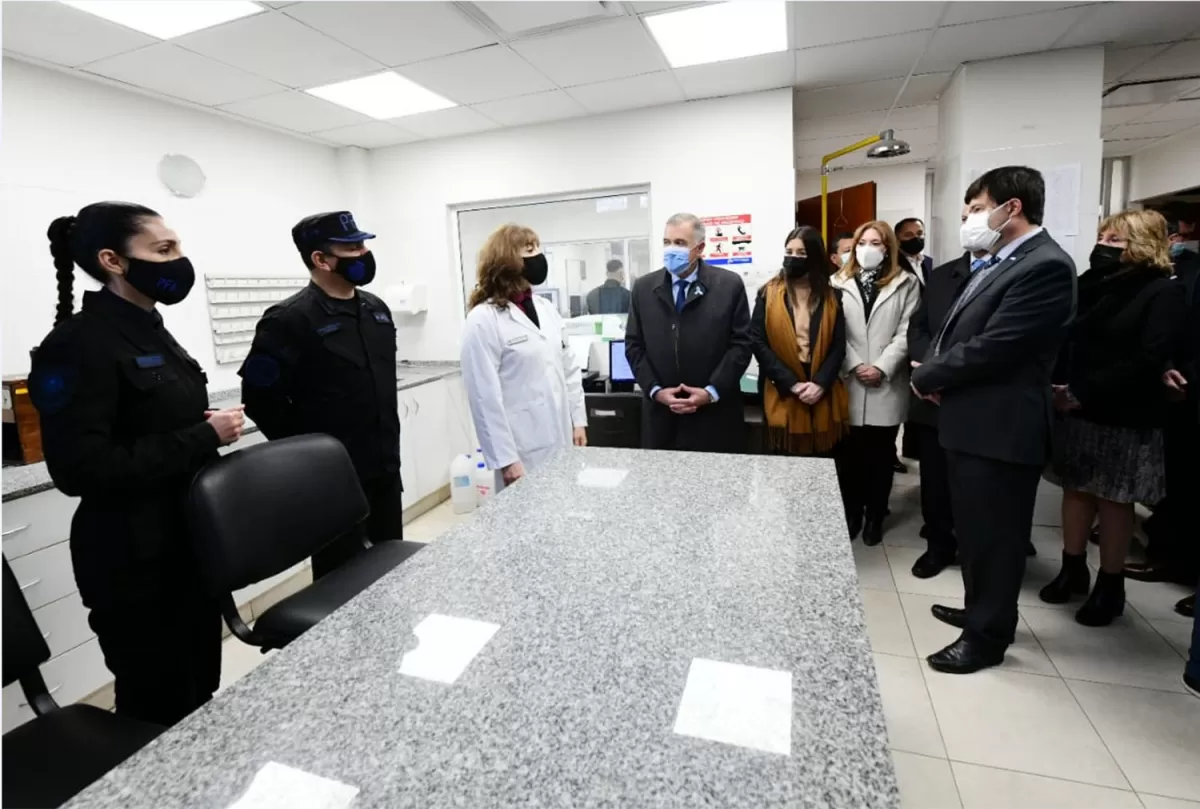 EQUIPAMIENTO TECNOLÓGICO. El gobernador, Osvaldo Jaldo, en el acto de ayer en el moderno gabinete científico pericial de la Agencia Regional. 