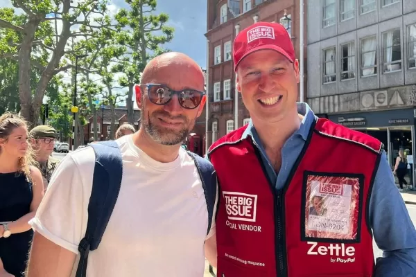 Vieron al príncipe William vendiendo una revista para indigentes en las calles de Londres