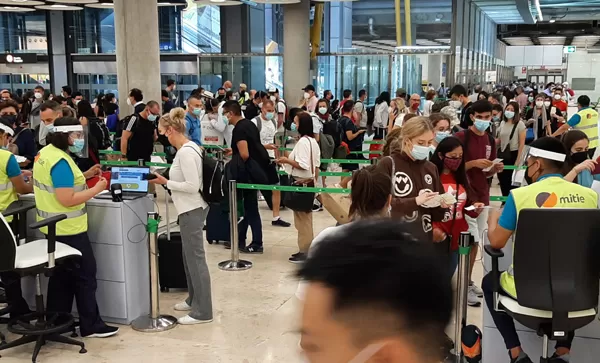 ATORADOS. Varias aerolíneas redujeron la cantidad de vuelos en Europa.   