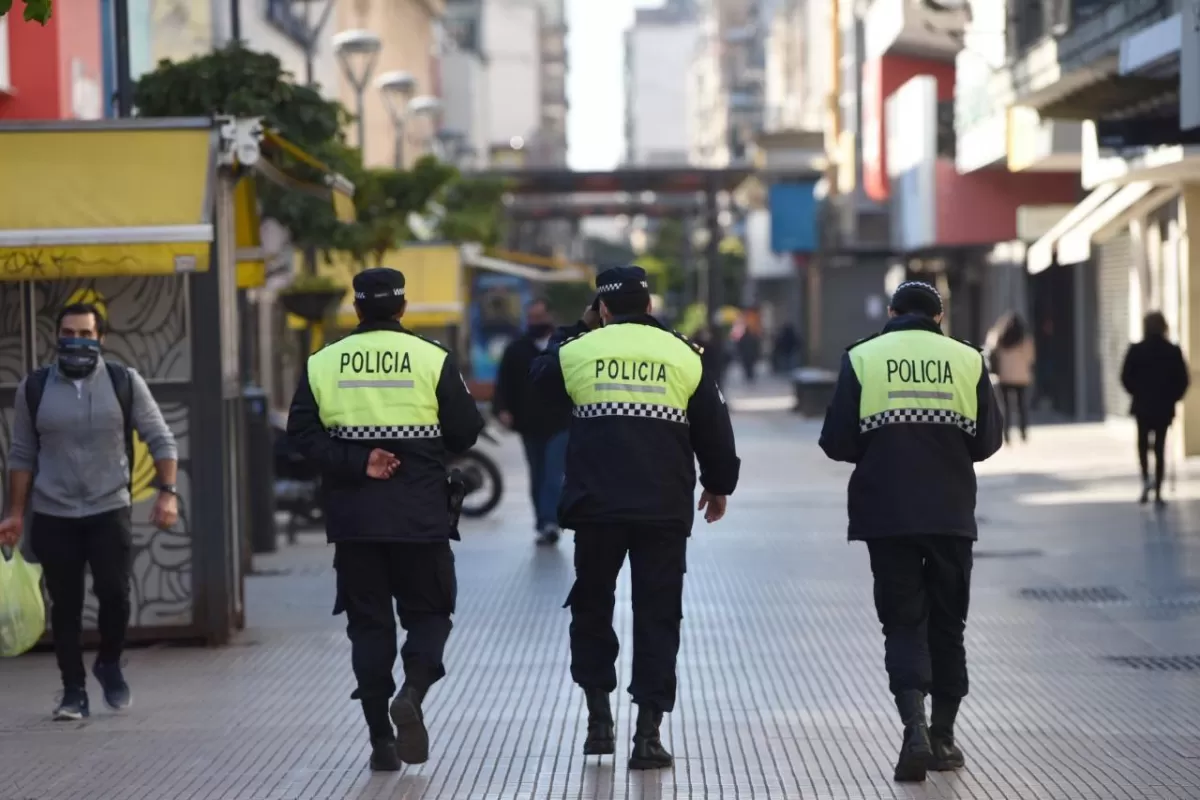 AGENTES RECORREN EL MICROCENTRO. Foto ilustrativa de Archivo LA GACETA