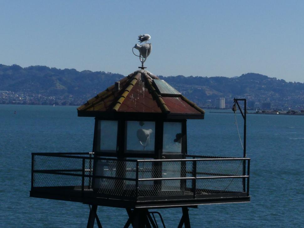 EL FARO VIGÍA. Su luz era el latido nocturno del presidio.  