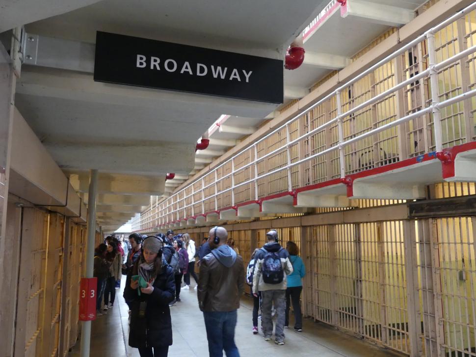 ESPEJISMO. A cada lado, arriba y abajo de Broadway, sólo celdas.