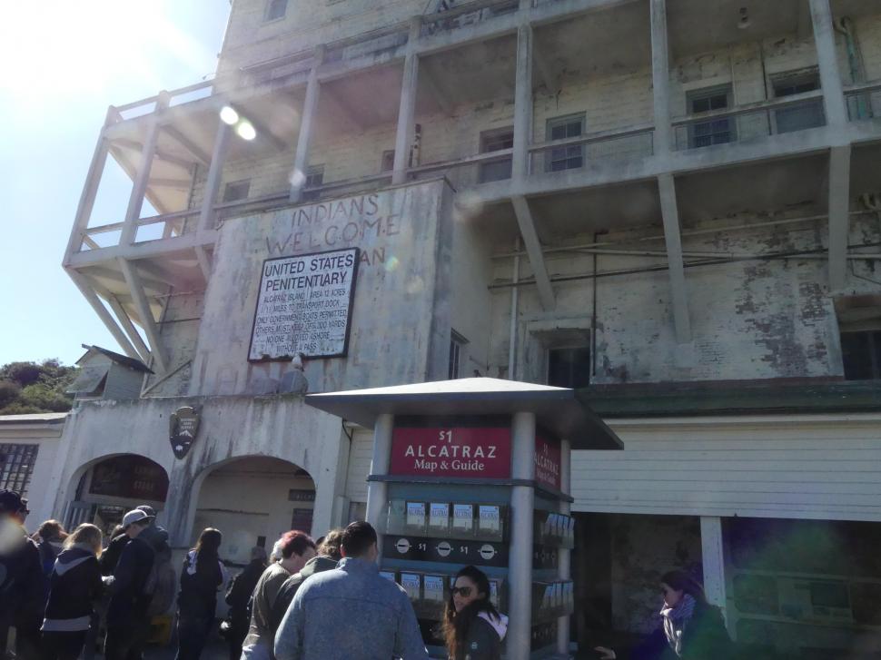 ENTRADA. Mapa y auriculares para visitar el museo