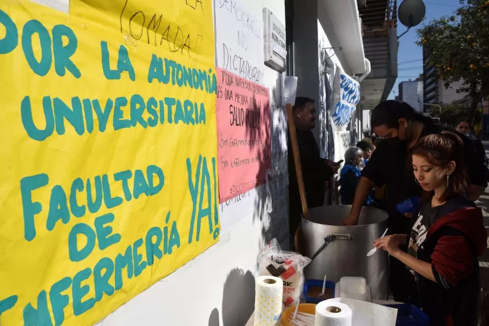 ENFERMERÍA. La toma duró casi dos semanas. LA GACETA / FOTO DE INÉS QUINTEROS ORIO 