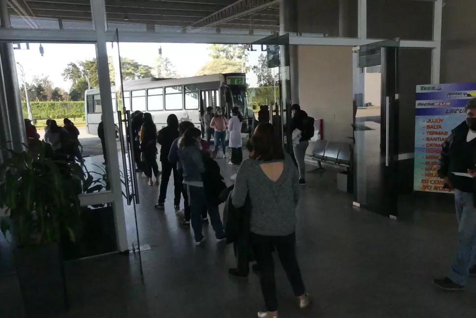 POR VIAJAR. La términal se llena de estudiantes los fines de semana. 