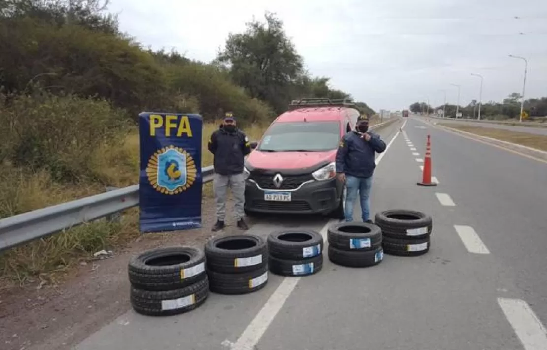 NEUMÁTICOS SIN DOCUMENTACIÓN. Operativo de la policía tucumana. 