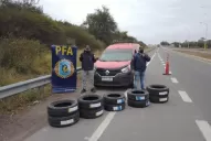 La Policía secuestró 10 cubiertas nuevas, trasladadas sin documentación