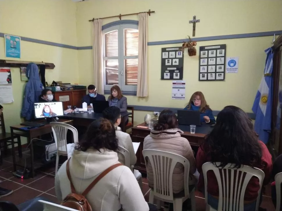 HISTÓRICO. Por primera vez un juicio concluyó en el Juzgado de Paz de Amaicha. La magistrada Stella Maris Arce intervino en la audiencia.  