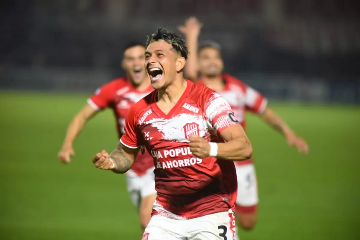 SONRISA ENORME. Diarte festejó el golazo que le dio el triunfo a San Martín. LA GACETA/FOTO DE DIEGO ARÁOZ