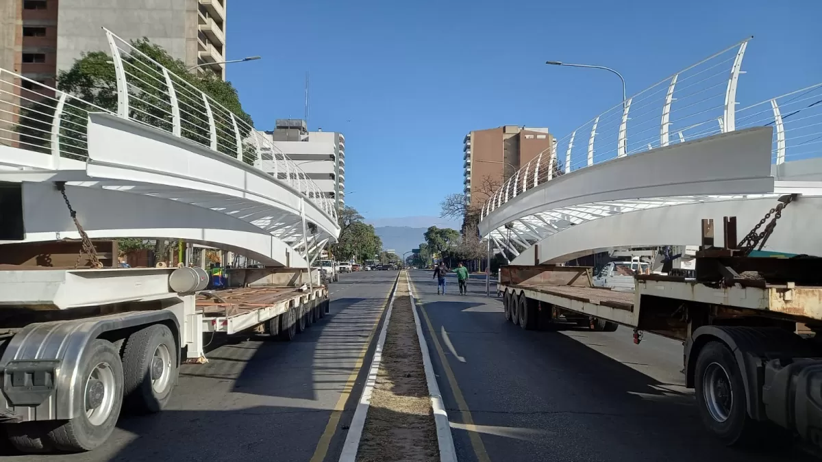 ESTRUCTURA. Así llegaban los camiones con el puente. LA GACETA / FOTO DE ANALÍA JARAMILLO