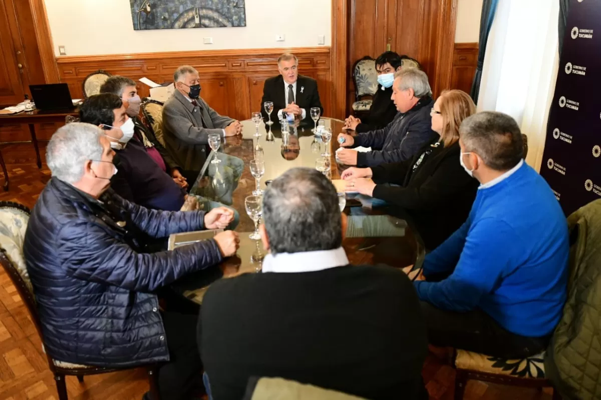 EN CASA DE GOBIERNO. Jaldo, junto a referentes del departamento La Cocha. Foto: Prensa Gobernación