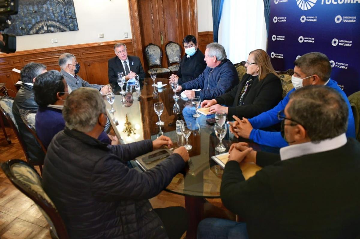 EN CASA DE GOBIERNO. Jaldo, junto a referentes del departamento La Cocha. Foto: Prensa Gobernación