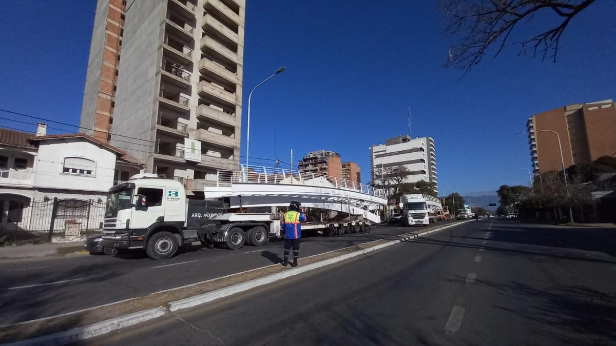 ESTRUCTURA. Así llegaban los camiones con el puente. LA GACETA / FOTO DE ANALÍA JARAMILLO