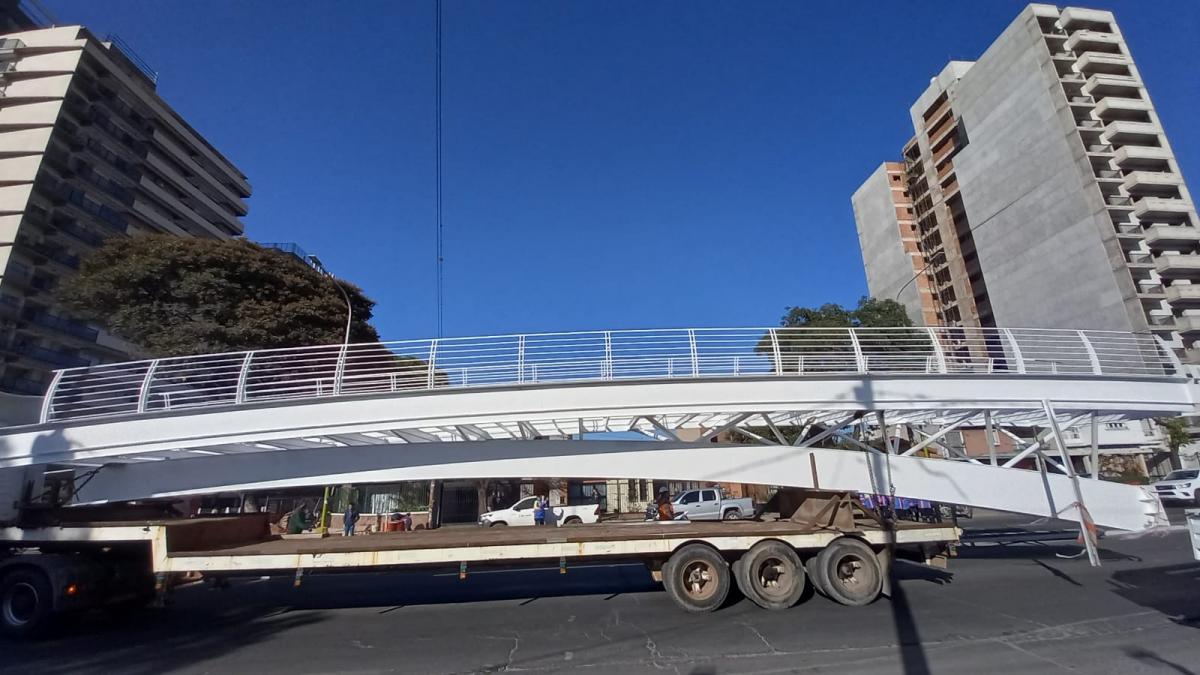 Hasta cuándo estará cortado el tránsito de Mate de Luna por la instalación del puente peatonal