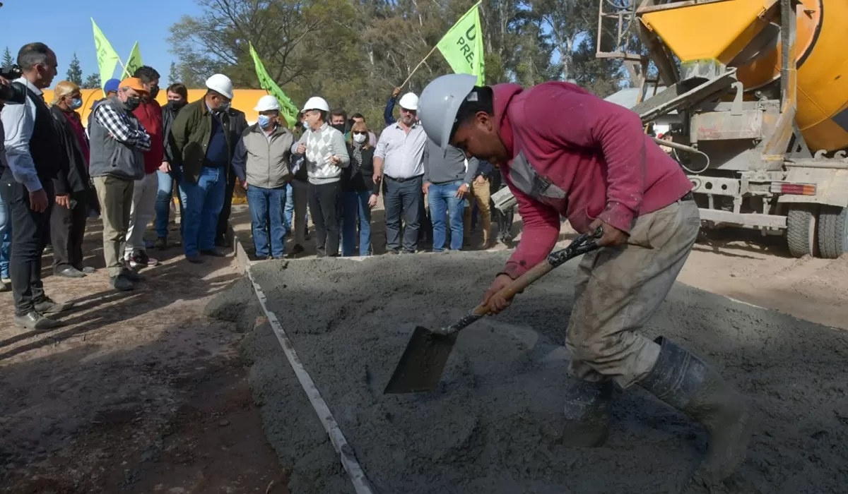 AVANCE. El vicegobernador, a cargo del Poder Ejecutivo, Osvaldo Jaldo recorrió el predio de Benjamín Paz donde se construirá la nueva cárcel..