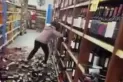 Video: la echaron del trabajo y su violenta reacción se volvió viral