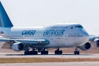 Secuestran celulares y tablets de los tripulantes del avión retenido