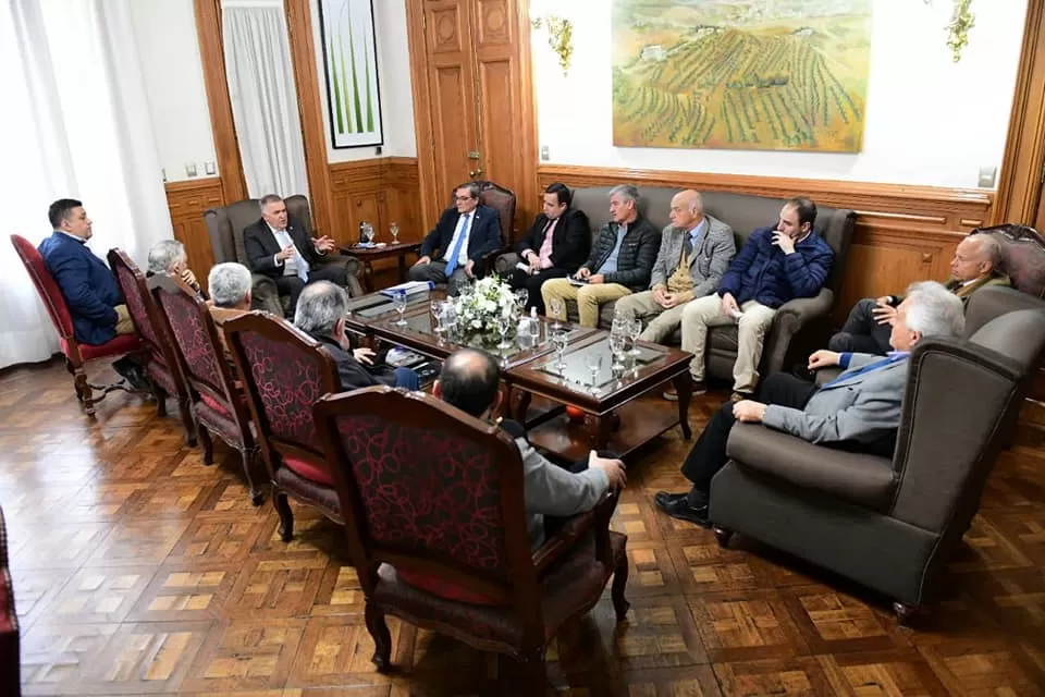 EN CASA DE GOBIERNO. Jaldo recibió a industriales cañeros, junto al ministro Simón Padrós. Foto de Prensa Gobernación