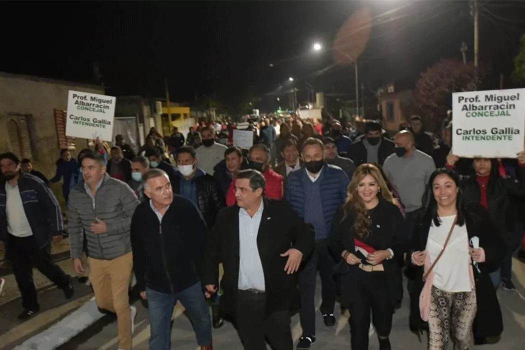 EN LULES. Jaldo junto al intendente local, Carlos Gallia, en la noche del miércoles. 