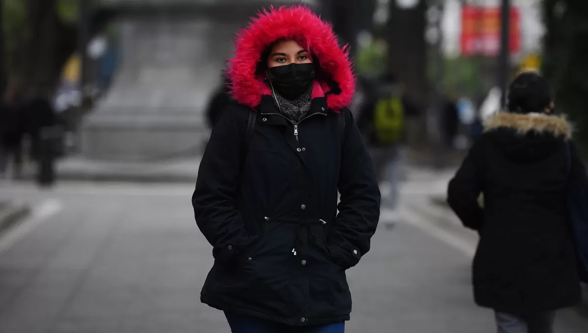 CON TODO. Salir de casa es un desafío para las tucumanas que madrugan a diario. 