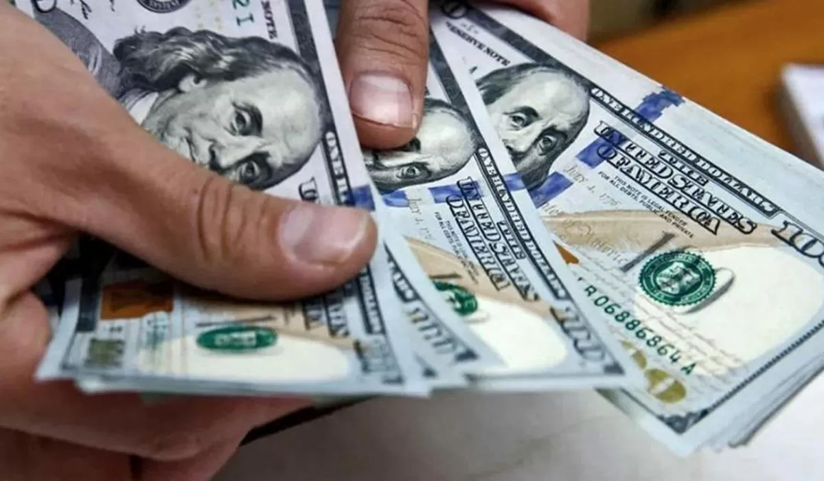 El dólar vuelve a bajar y se aleja del récord de $224