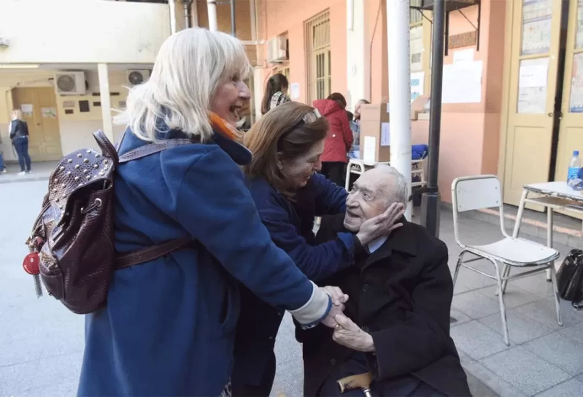 A VOTAR. En 2019, el pediatra fue saludado por ex pacientes suyos cuando concurrió a sufragar.