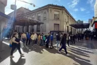 Antes del finde largo, se formó una fila de más de 200 metros en el Correo Argentino
