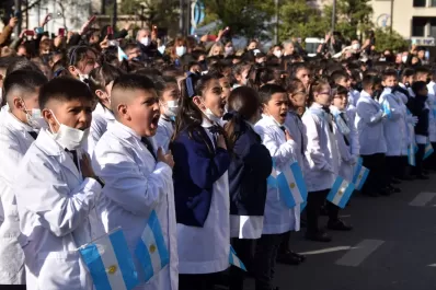 Miles de alumnos prometieron lealtad a la Bandera en la plaza Independencia