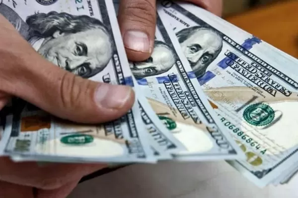 El dólar vuelve a bajar y se aleja del récord de $224